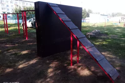 Забор с наклонной доской