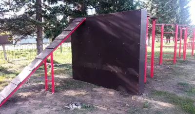 Забор с наклонной доской